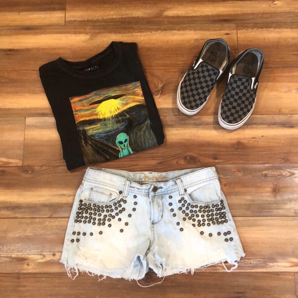✨5/$25✨ Studded Denim Shorts Size 7 Light wash